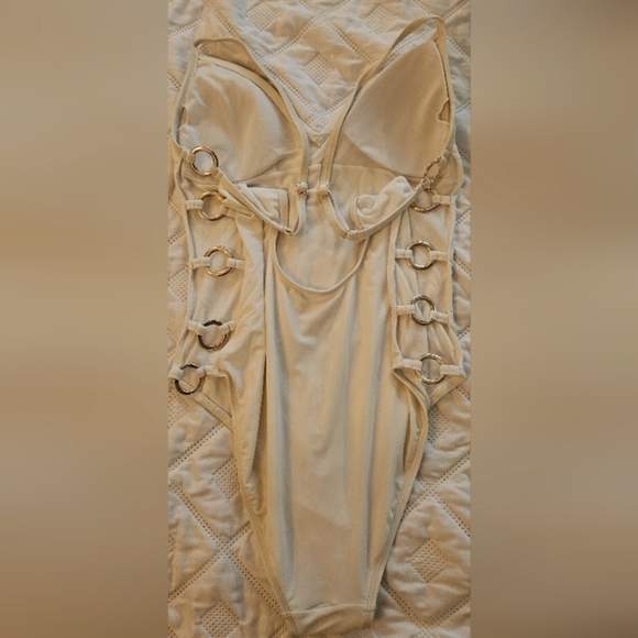 🌟White Cabana Del Sol One-Piece Cut Out Bathingsuit with Gold Accent Rings🌟 - Picture 4 of 5
